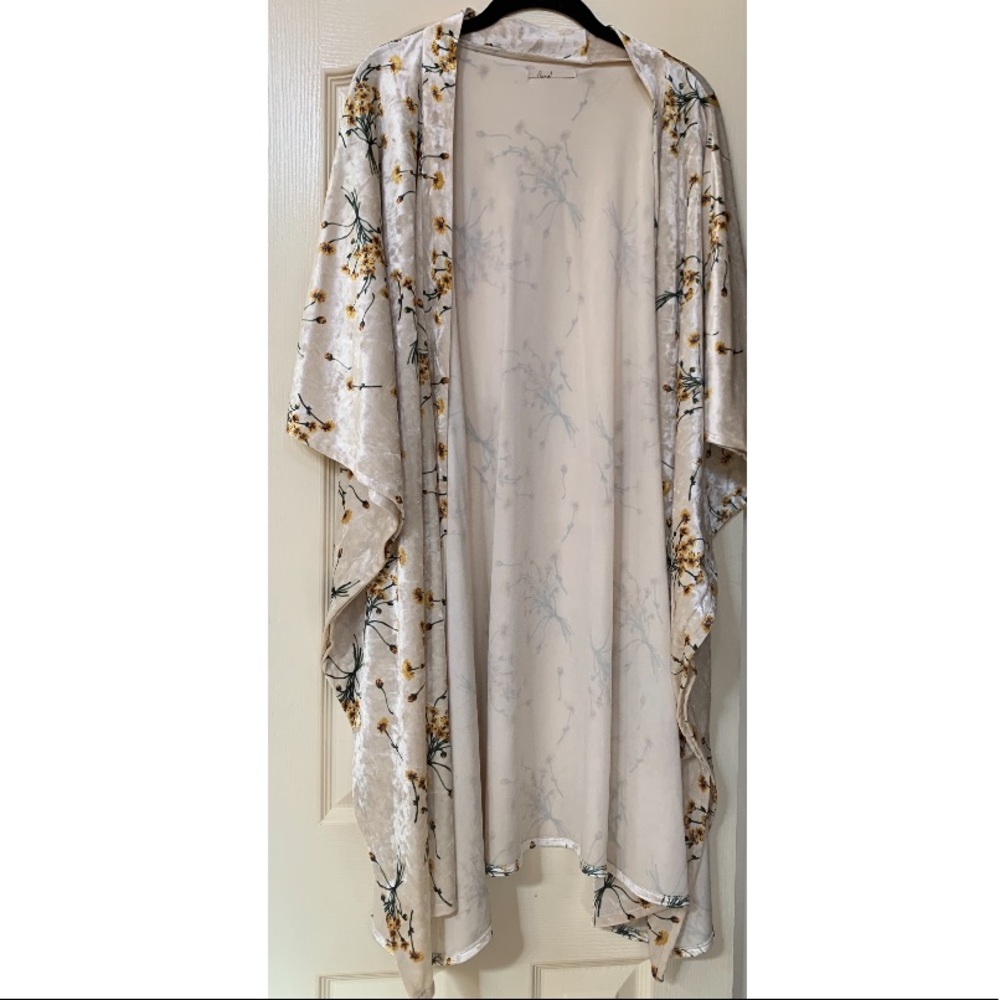 Anthropologie floral kimono